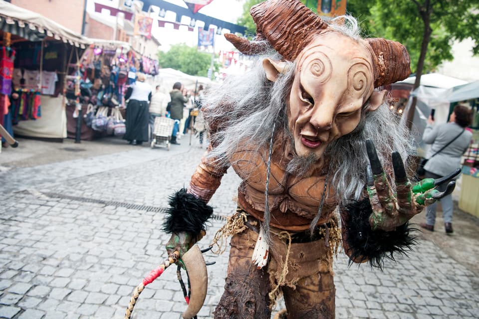 Pasacalles de gran formato en la Feria Medieval de El Alamo