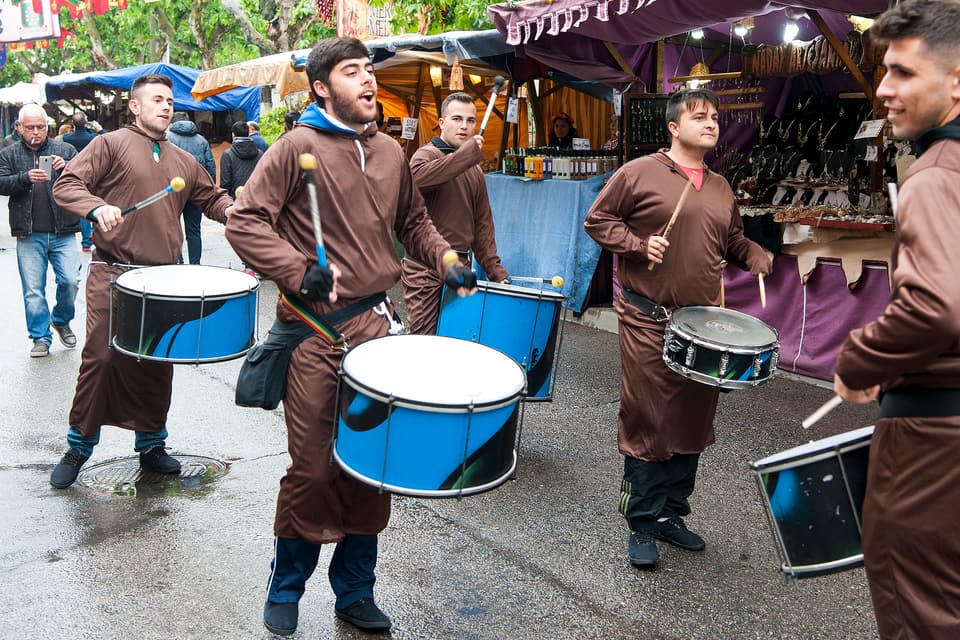 Pendones y comparsa en la Feria Medieval de El Alamo